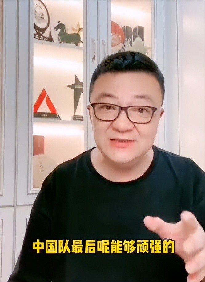 “他的伤势很严重，所以要一步一步来，但他正在和我们一起训练，他很积极，所以很快他就会回来。